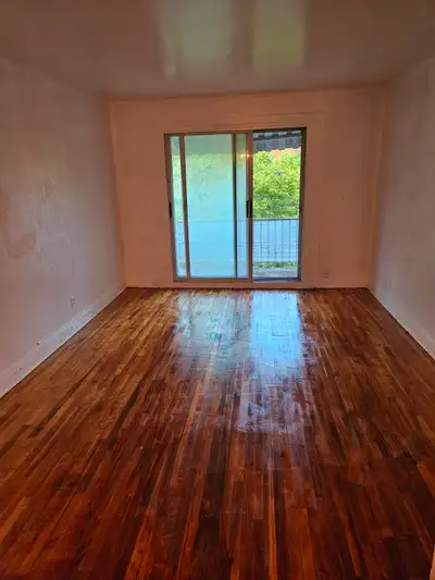 5 1/2 apt à louer for rent cote des neiges area metro plamondon newly painted. frige and stove inclu...
