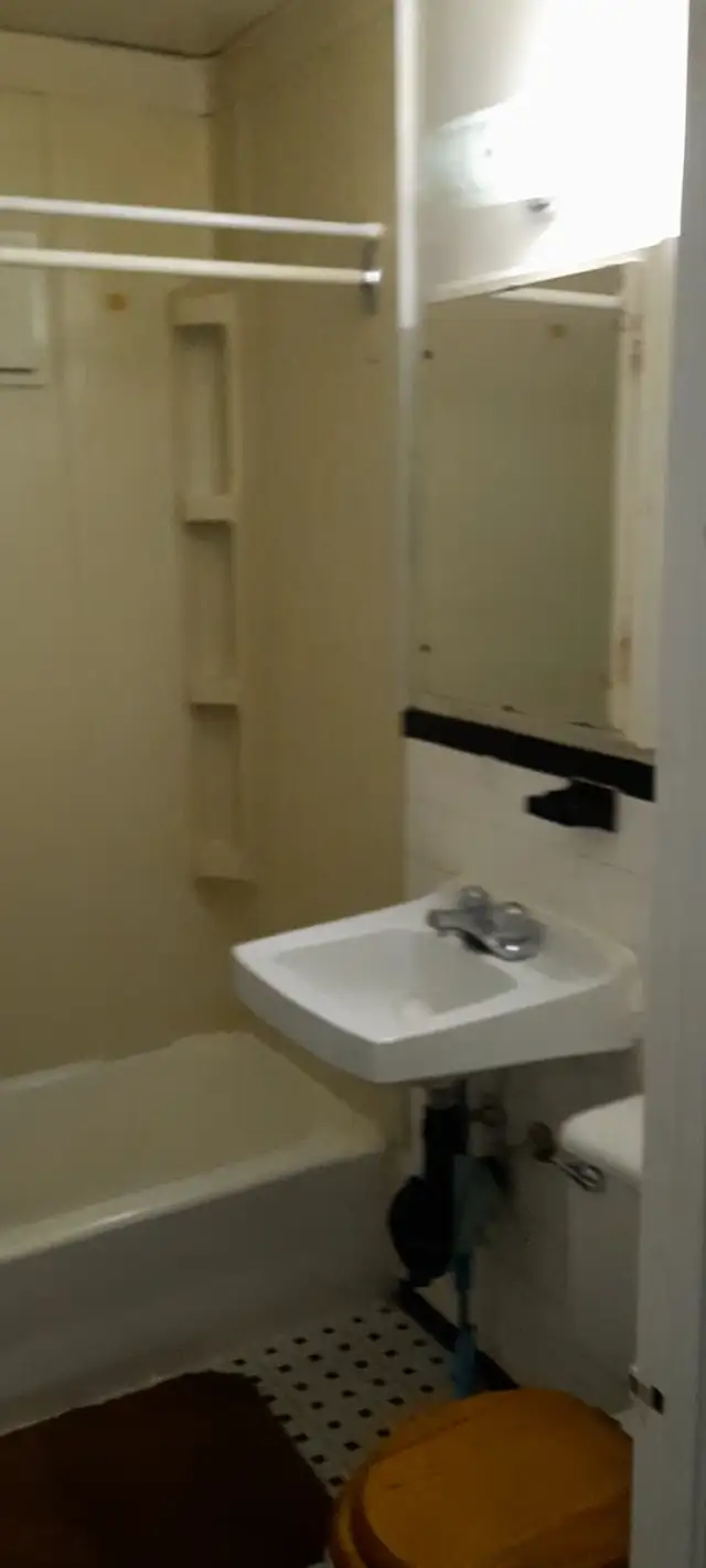 3 and half apartment for rent $900 a month. Available now