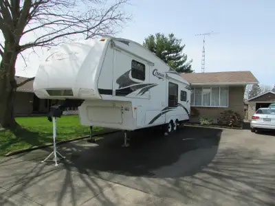 2007 Keystone Cougar 5th wheel 32 feet for sale. Sleeps 6 - queen bedroom, convertible table and sof...