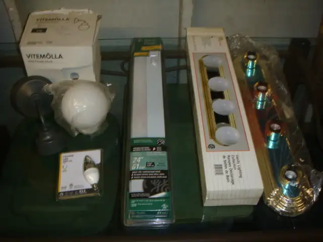 Indoor lighting Lot Vanity Light , Fluorescent and Wall Light in Indoor Lighting & Fans in Brantford - Image 2