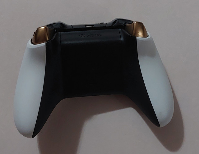 Xbox One Wireless Controller Special Edition - Lunar White in General Electronics in Mississauga / Peel Region - Image 2