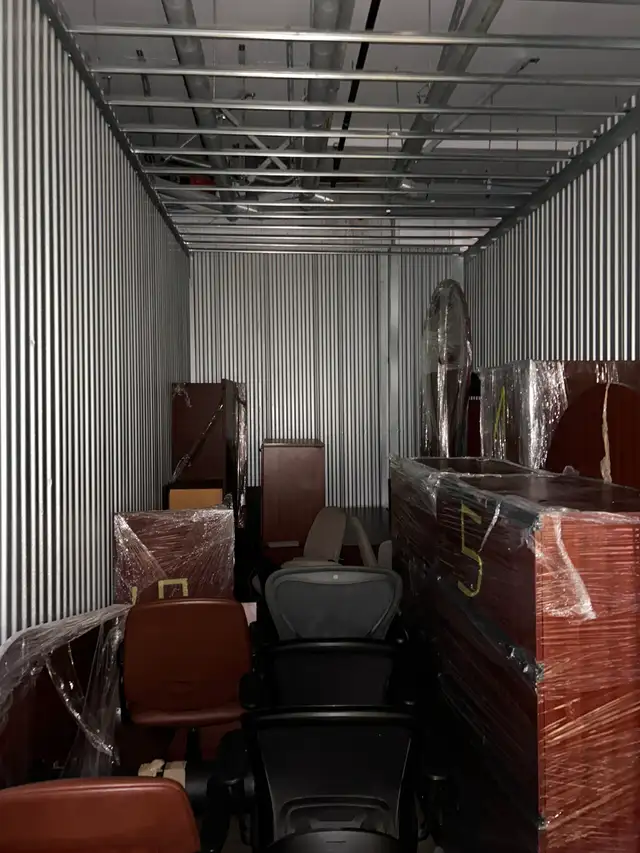 NEGOCIABLE - OFFICE FURNITURE SET in Desks in Ottawa - Image 2