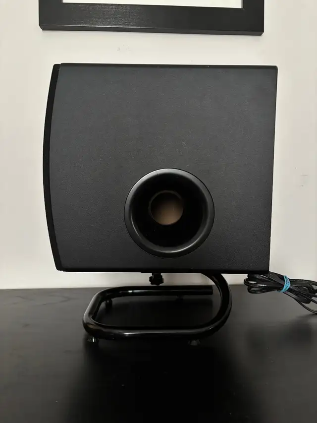 YAMAHA subwoofer and speakers in Speakers in Markham / York Region - Image 4