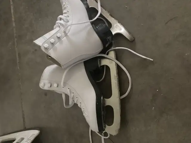 toddler and youth hockey and figure skating  skates in Skates & Blades in Owen Sound - Image 3