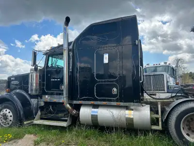 2000 Kenworth W900L, Bunk Tractor, 3406 Cat, 455 HP, 18 Speed, 12,000 lbs Front Axle, 40,000 lbs Rea...