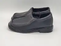 Boys Shoes black size 10 brand new / souliers garçons noir neuf