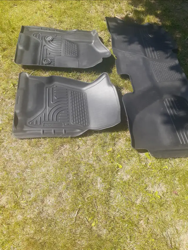 2014-18 Silverado/sierra husky floor mats in Other Parts & Accessories in Kawartha Lakes - Image 2