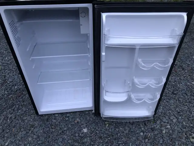 Hamilton Beach Mini-Fridge (Black) in Refrigerators in City of Halifax - Image 3