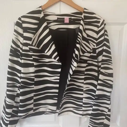 BUCHMAN Silk Blazer in Women's - Tops & Outerwear in City of Toronto - Image 3