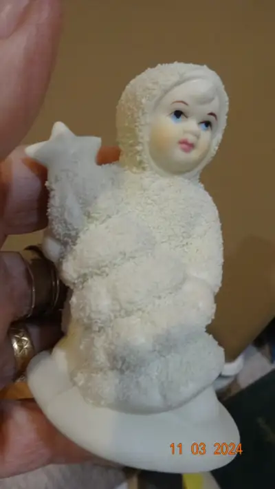 Just the time to purchase this little cutie. Nice gift. Snowbaby from the 90s . About 5 inches. Hand...
