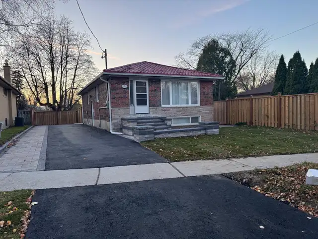 3 Bedroom House (Main Floor): McCowan Road / Brimorton Drive