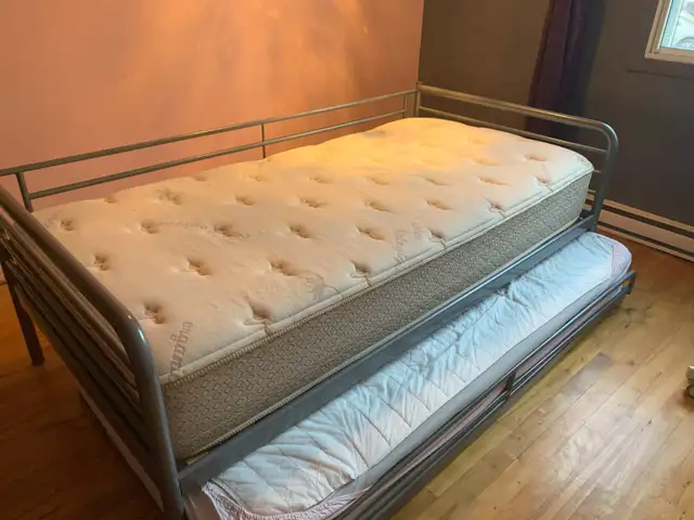 LITS SIMPLE EMPILABLE in Beds & Mattresses in City of Montréal - Image 3