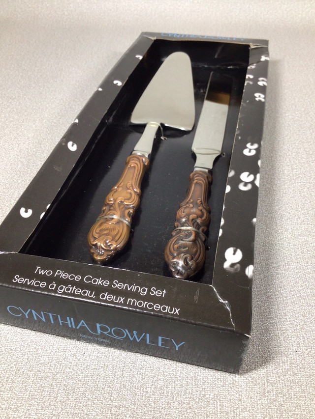 Cynthia Rowley 2 piece wedding cake serving set in box in Other in Cambridge - Image 3