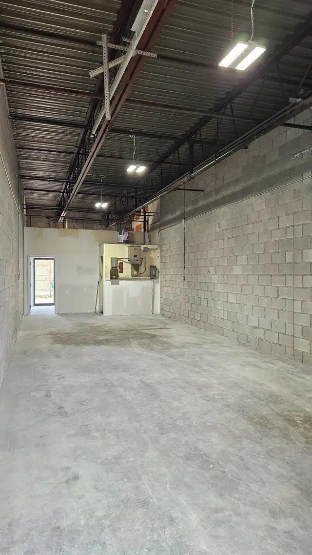 Small Bay Industrial - Warehouse Unit For-Lease in Commercial & Office Space for Rent in City of Toronto - Image 8