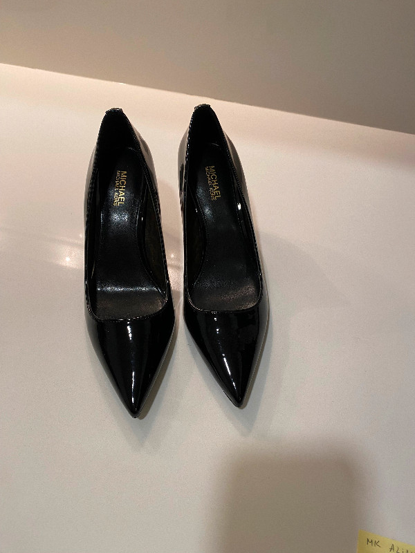 Souliers Michael Kors à talon cuir verni noir à vendre dans Femmes - Chaussures  à Longueuil/Rive Sud - Image 2