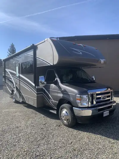 2021 26T Minnie winne. Has a ford E 450,7.3L gas’s engine,6 speed auto torqshift,mostly grey in colo...