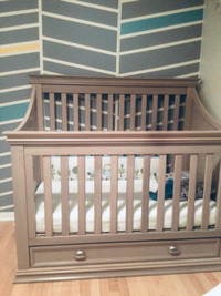 Baby Crib with Drawer (Franklin and Ben)