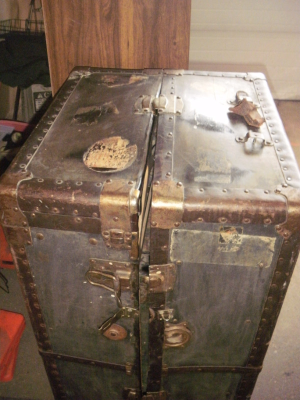 Antique Steamer Trunk, 21in x 23in x 41in Tall, hinged top in Home Décor & Accents in Edmonton - Image 4