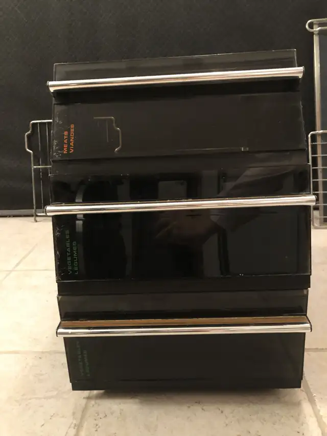 Frigidaire 1980-1990 Drawers/Tiroirs Frigidaire années 1980-1990 in Refrigerators in City of Montréal - Image 4