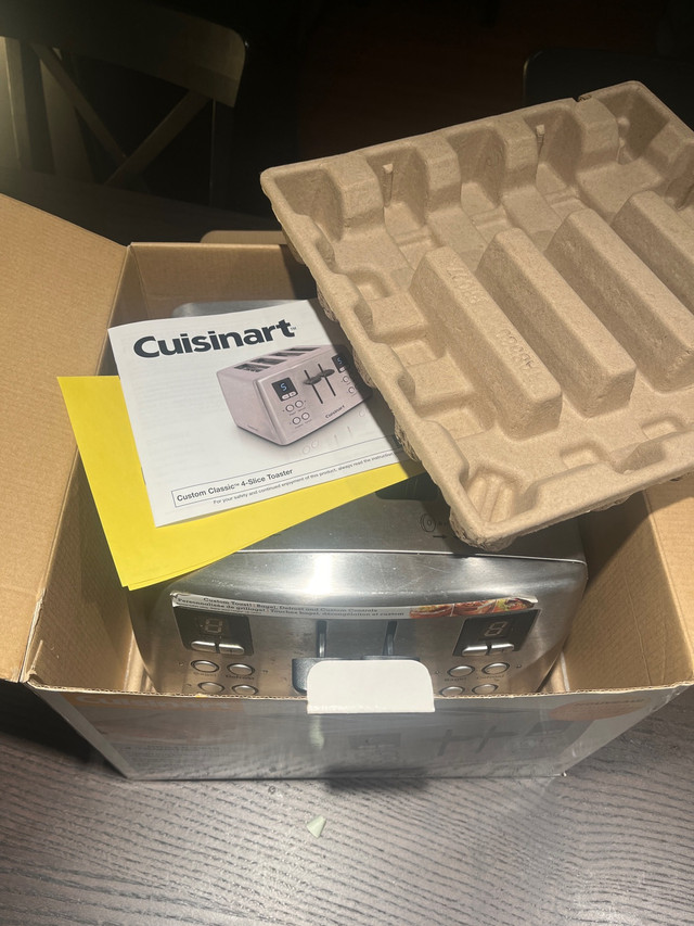 Cuisinart toaster with original box, very clean, rarely use. in Toasters & Toaster Ovens in City of Toronto - Image 2
