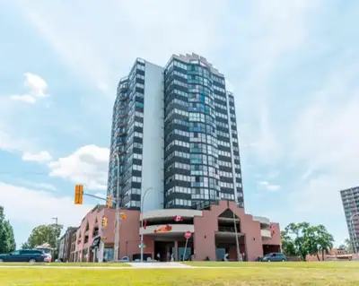 Riverside condo Close to U of W, Windsor Detroit Tunnel & bridge