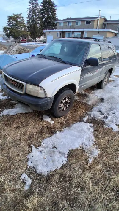 2005 GMC jimmy 4x4, has a 5 speed manual, with the 4.3 v6 and 267,997 KMS Runs decent drives decent...