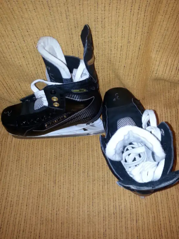HIGH END GOALIE AND EQUIPMENT in Hockey in City of Toronto - Image 6