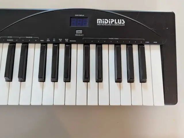 i61 Midiplus controller keyboard  in Pianos & Keyboards in Hamilton - Image 4
