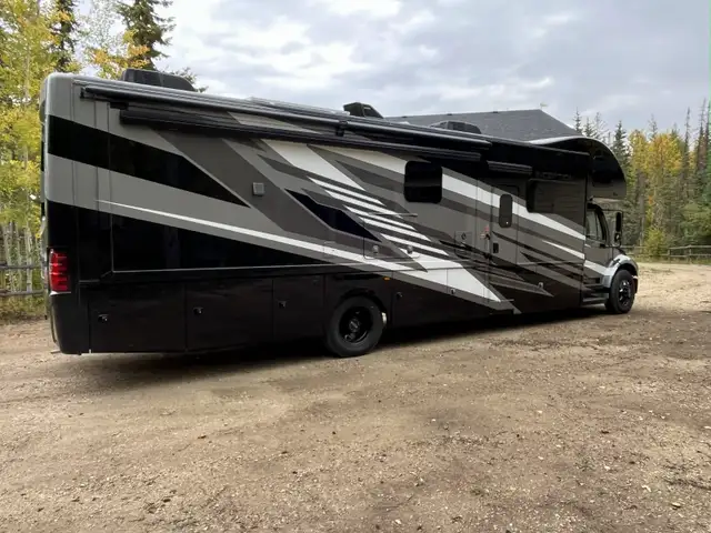 2025 Thor Inception 38FX Super C Motorhome in RVs & Motorhomes in Grande Prairie - Image 4