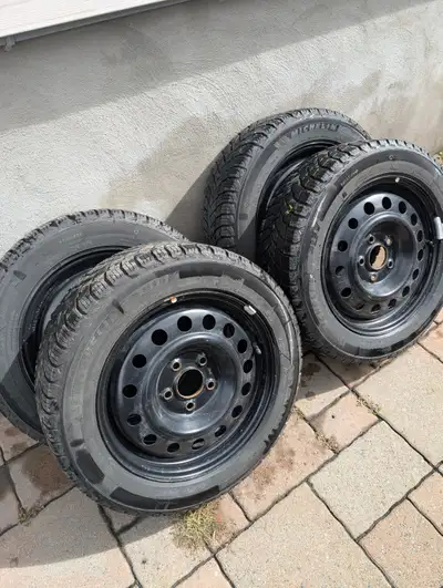 PAR TELEPHONE SVP 438-504-7709 MERCIPneus d'hiver sur roues d'acier qui vont sur plusieurs véhicules...