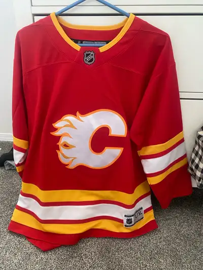 Youth L/XL Flames jersey. Worn once and in great condition. This easily fits a size small/medium wom...