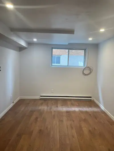 **OCCUPATION IMMÉDIATE**Beau 3 1/2 chambre fermée très propre. Situé à deux pas promenade Fleury et...