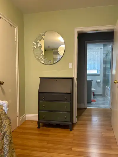 north York subway room available