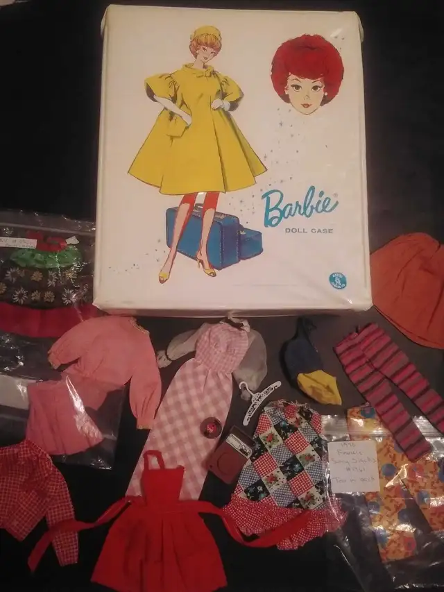 《 1963 Barbie Doll Case/Clothes Lot 》 in Arts & Collectibles in Hamilton - Image 2