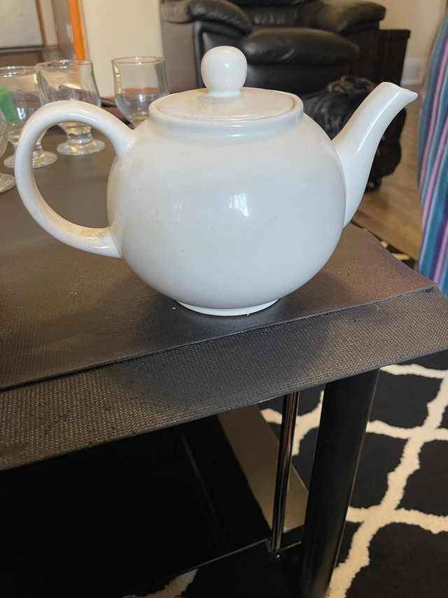 Teapot-barely used in Kitchen & Dining Wares in Winnipeg
