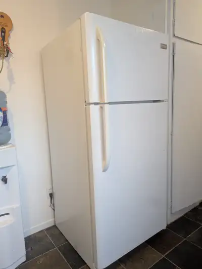 Réfrigérateur-congélateur de marque Frigidaire, View more
