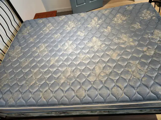 Lit Double en Métal noir avec Matelas et Sommier in Beds & Mattresses in Laval / North Shore - Image 4