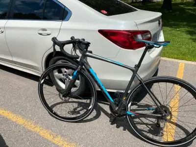 Giant Contend SL 2 Disc Road Bike Great condition Size M Shimano Tiagra 10-speed Groupset Carbon For...