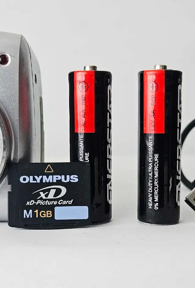 Olympus FE-100  4.0 MP  Compact Digital Camara557472365696798728