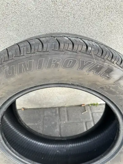 Pneu été Uniroyal. 235/60R17 Utilisé pour deux été, En très bonne condition. 3 pneus disponible. 75$...