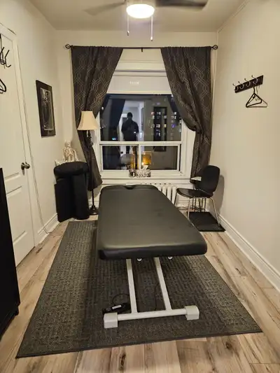 Therapy room for rent within a multi-disciplinary clinic in the heart of downtown Toronto. Beautiful...