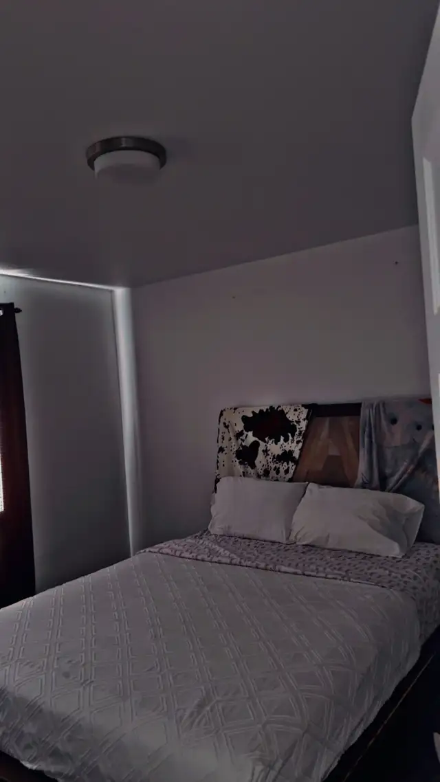 base de lit queen in Beds & Mattresses in Granby - Image 3