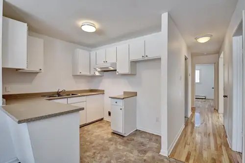 LAVAL, CHOMEDEY, 4 ½ LOGEMENT LIBRE 1ER JUILLET, SITUÉ AU 2E ÉTAGE dans un immeuble de 8 appartement...
