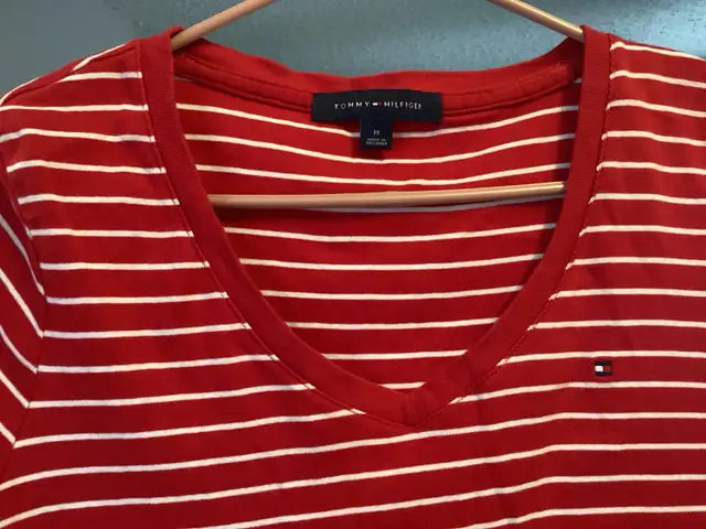 Tommy Hilfiger Scarlet Sail-Stripe V-Neck Tee - Women’s size M in Women's - Tops & Outerwear in Oshawa / Durham Region - Image 5