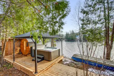 Boathouse: Chalet d'hiver au bord du lac Duhamel, Mont-Tremblant, View more