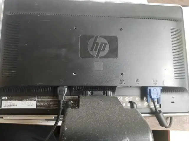 Écran HP 18,5 POUCES in Monitors in City of Montréal - Image 3