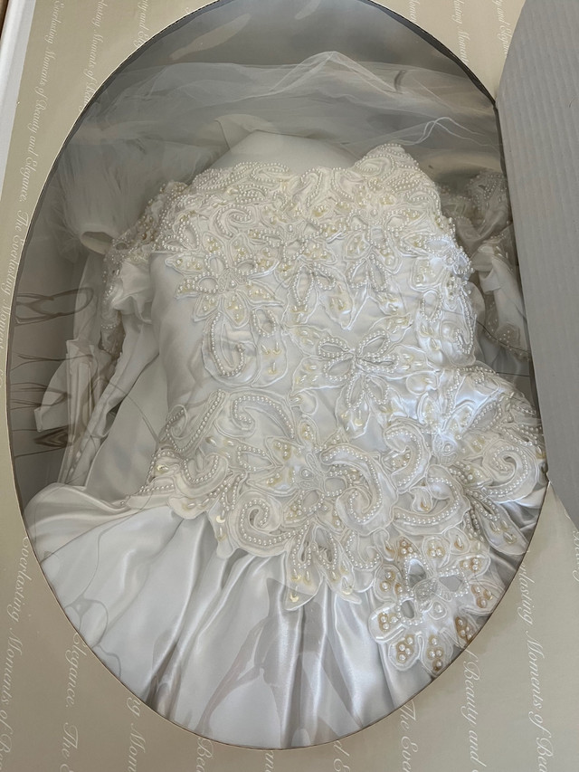 Vacuum sealed wedding dress in Wedding in Brockville