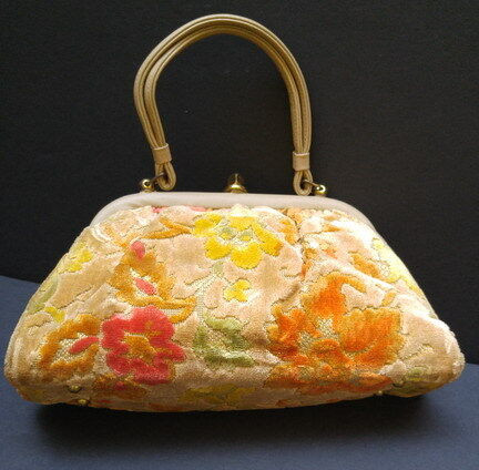 Vintage floral tapestry carpet handbag /purse REDUCED! in Women's - Bags & Wallets in City of Toronto - Image 4