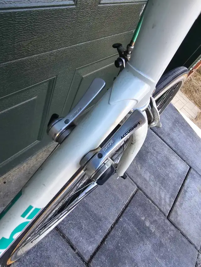 Bianchi Strada LX road bike  in Road in City of Toronto - Image 3