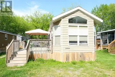 Cottage in park beautiful 2009 Breckenridge trailer 45 ,000 plus fees of 8000 year park fees. Includ...